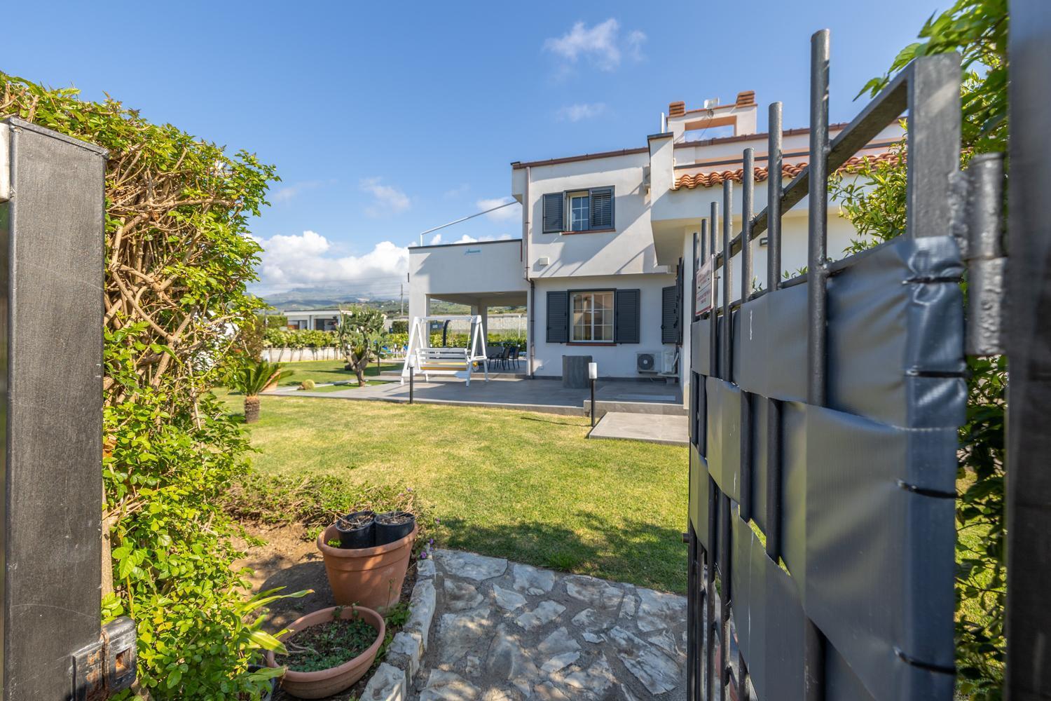 Sole Mare Deluxe Villa Campofelice Di Roccella Bagian luar foto